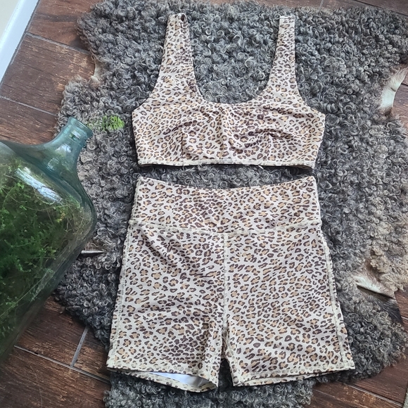 SWAPPED - NWT Leopard Scoop Crop Top and Bike Shorts Set - Picture 3 of 7